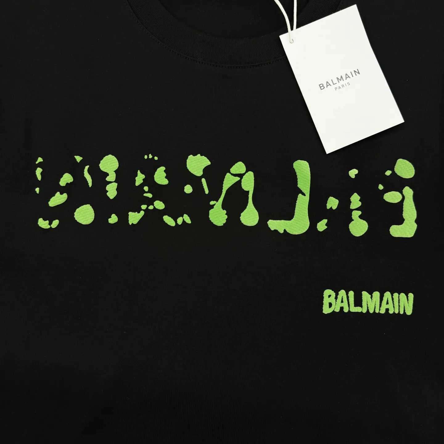 BALMAN 25s spring and summer men's round neck short sleeves. Made of high-quality pure cotton. Woven technology. Richer texture than ordinary fabrics. The Classic label made of Balman letter printing on the chest highlights. Regular cut, the upper body fits comfortably and does not appear bloated and tight. Color: Black. White. Sizes: S-XXL Loose fit! 175/140 catties recommended L